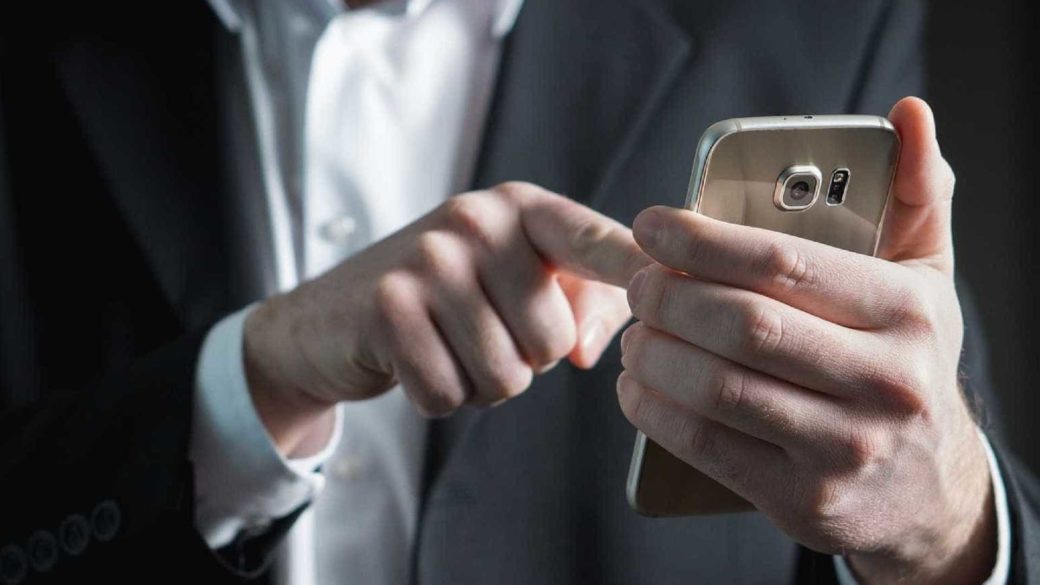 Brasil poderá proibir celular no trabalho, com direito a punições